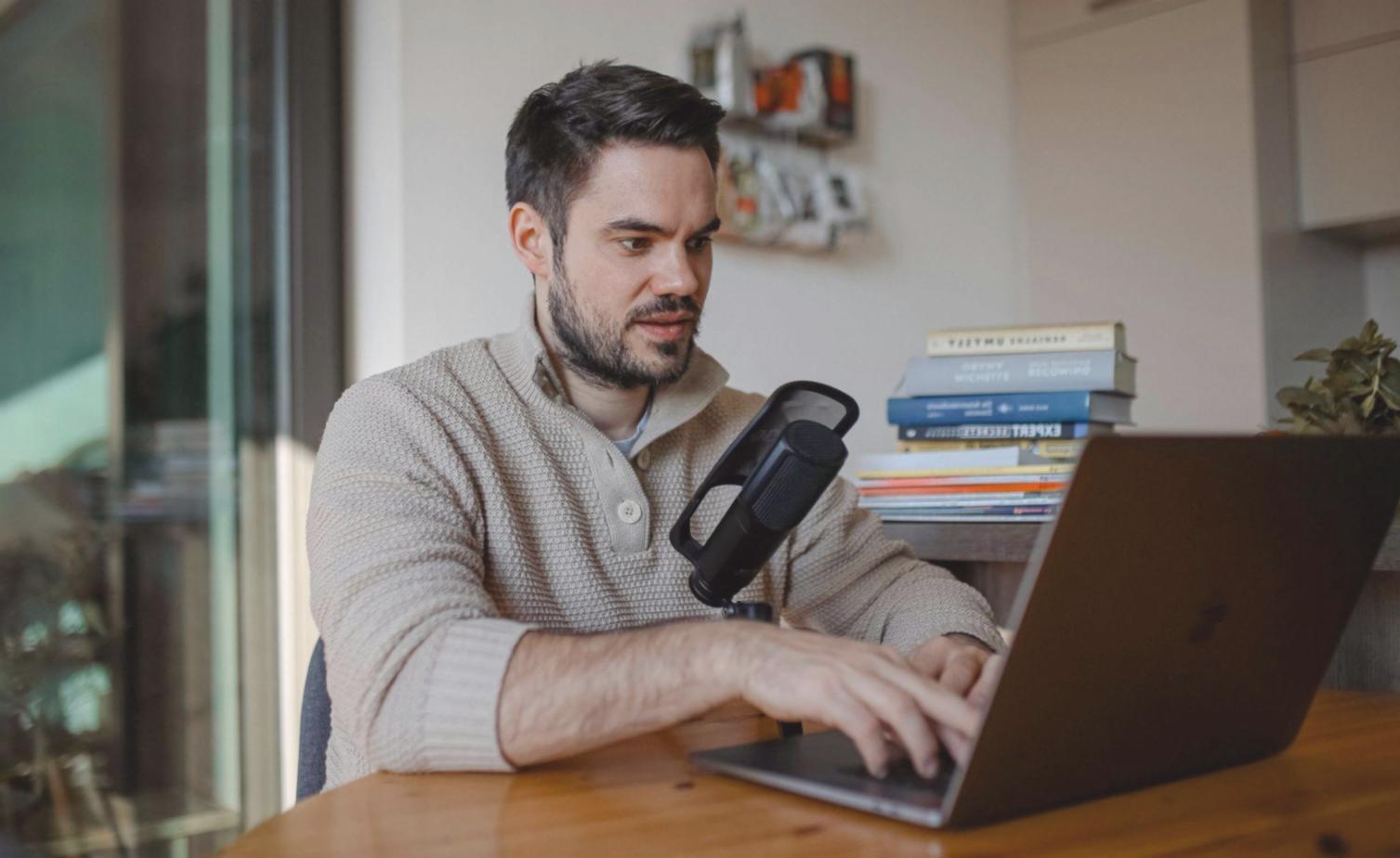 Moderne Beratungsräume mit großen Fenstern und komfortabler Ausstattung